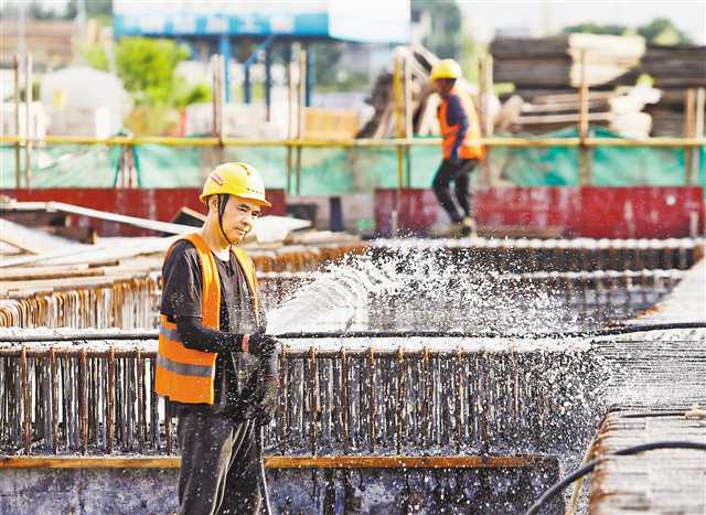渝黔复线高速公路连接道项目:高温下养护混凝土每天要洒6次水_重庆市人民政府网