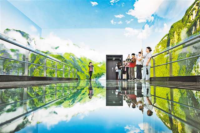 感受重庆轨道穿楼、索道过江丰富多元场景魅力——.jpg