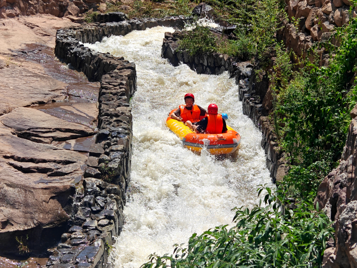 綦江:夏日漂流受热捧 丁山万佛峡景区迎来客流高峰