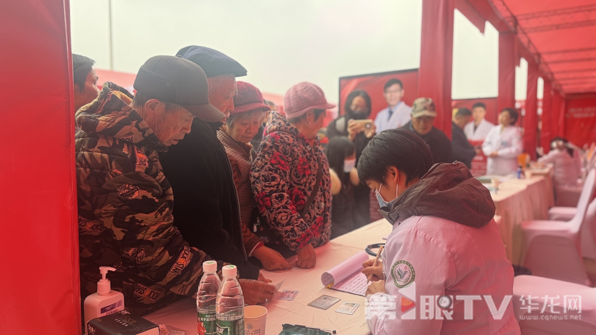 专家义诊摆“健康摊” 好医护送暖到“家门口”1.jpg