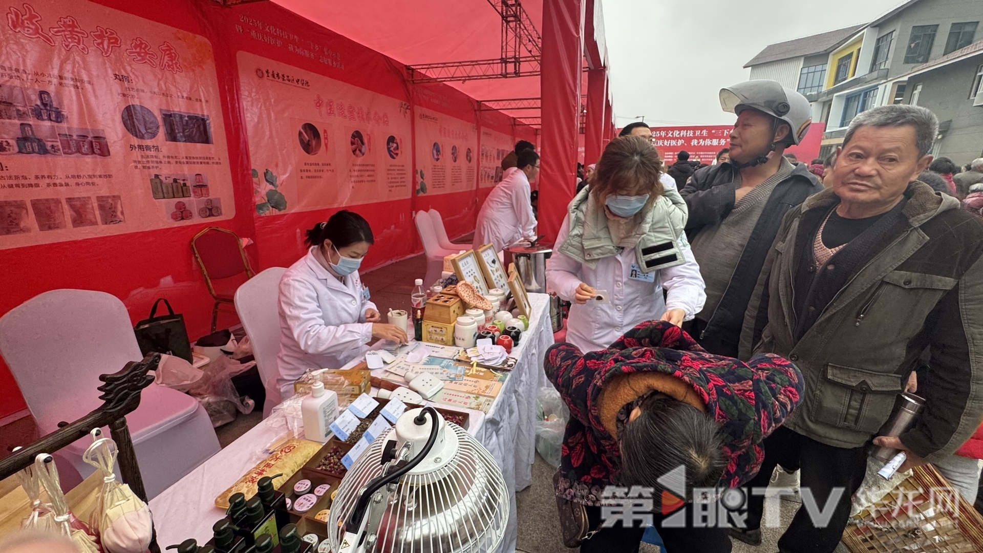 专家义诊摆“健康摊” 好医护送暖到“家门口”2.jpg