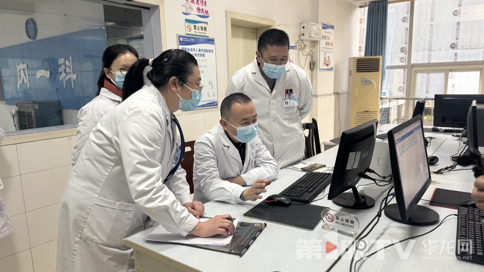 专家义诊摆“健康摊” 好医护送暖到“家门口”5.jpg